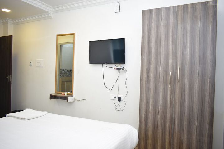 Room 9 of 33