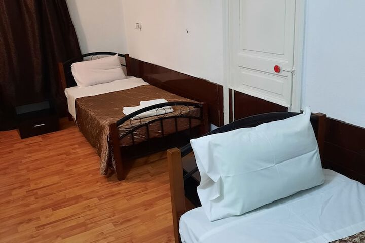 Room 4 of 12