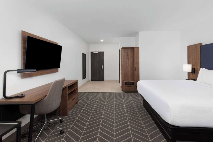 1 King Bed (3 of 14)
