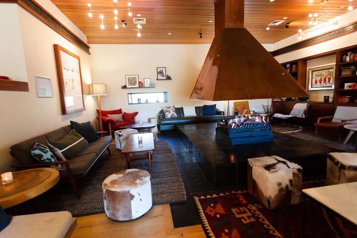 Lounge 74 of 80