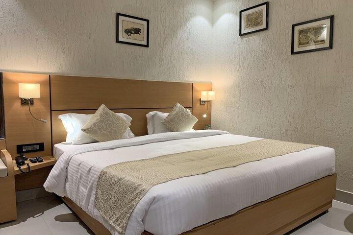 Room 5 of 16