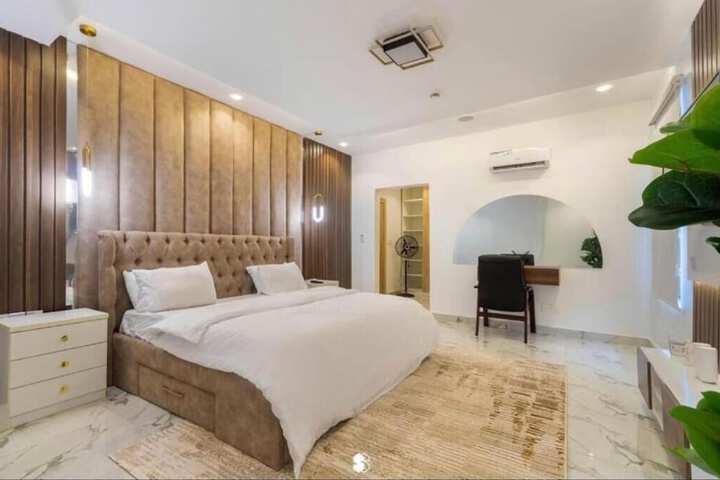 Room 4 of 18