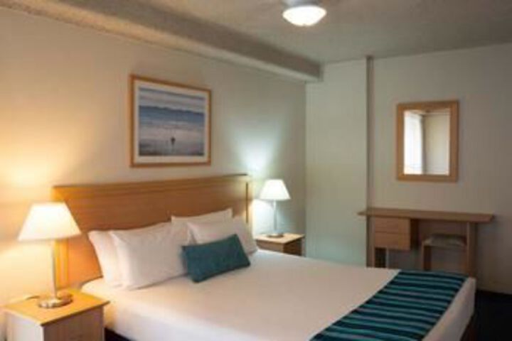Room 6 of 12