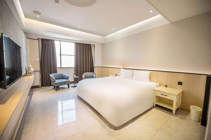 Room 6 of 28