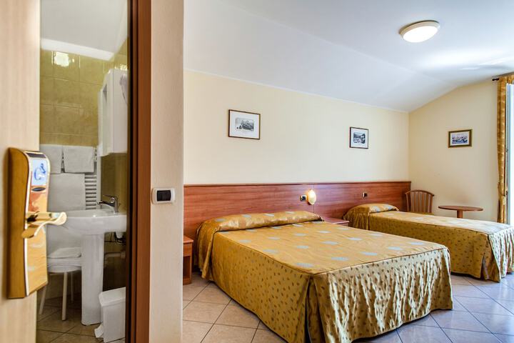 Room 5 of 128