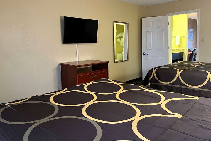 1 Queen Bed (3 of 11)