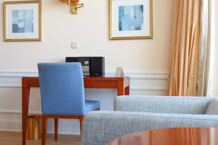 Room 42 of 187