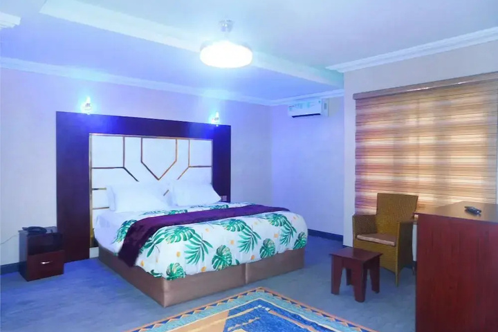 Room 4 of 14