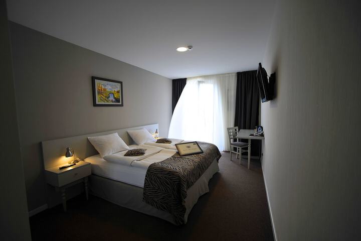 Room 6 of 42