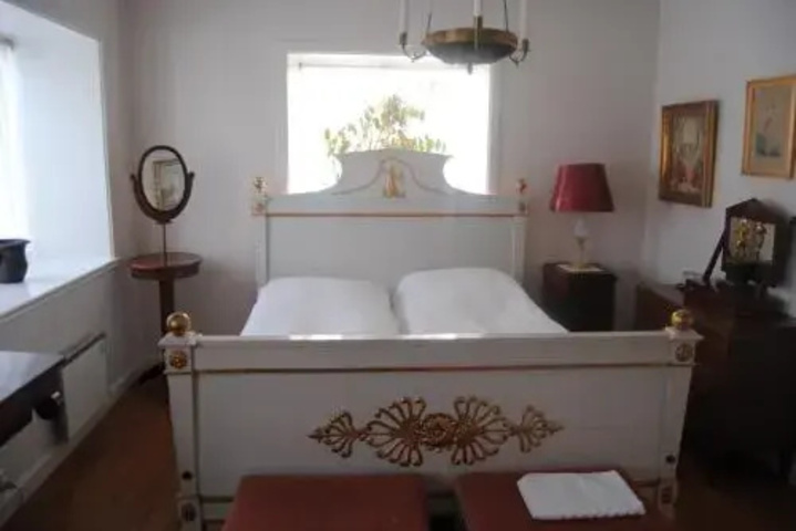Room 3 of 10