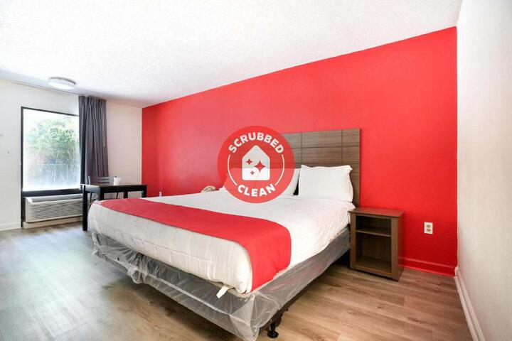 1 King Bed (3 of 12)
