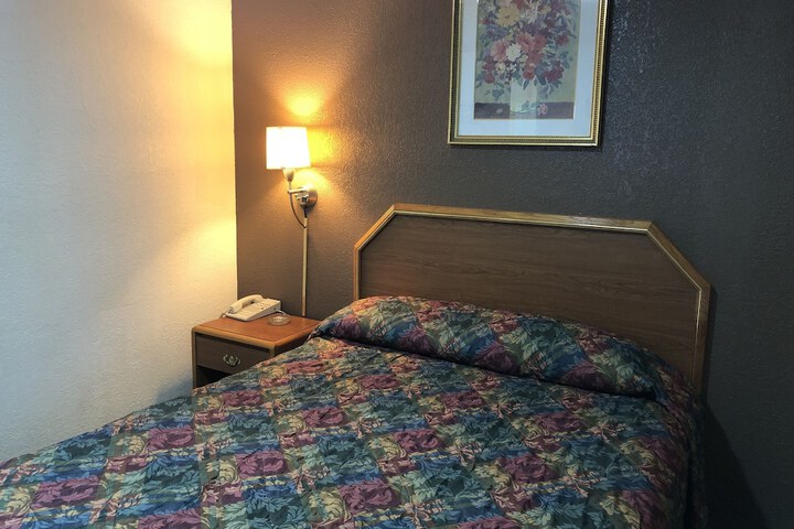 1 Queen Bed (2 of 2)