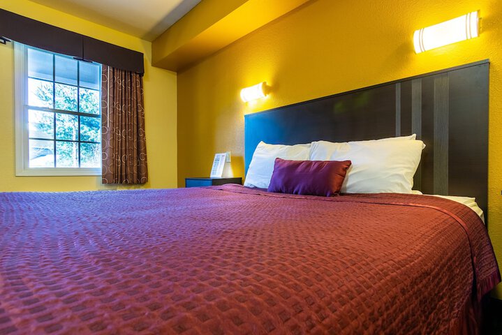 Deluxe King Bed (7 of 13)