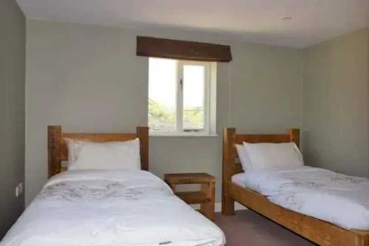 Room 4 of 8