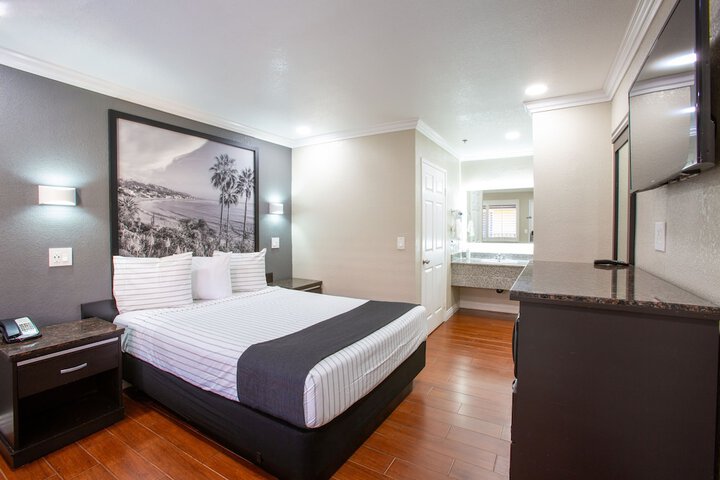 1 Queen Bed (16 of 19)