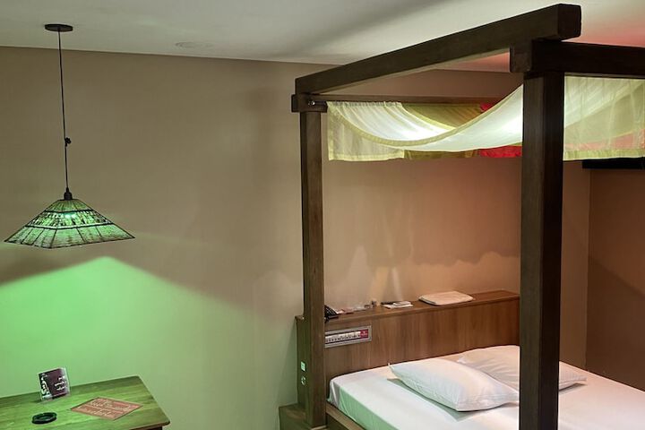 Room 13 of 23