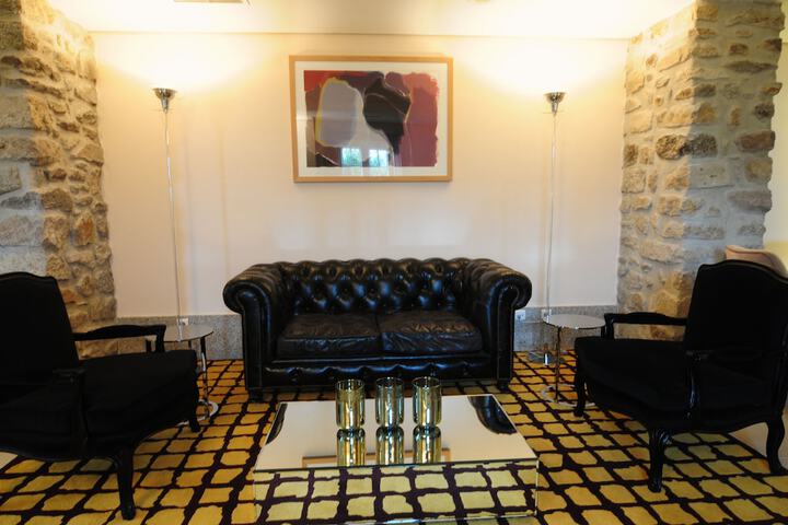 Lounge 19 of 57