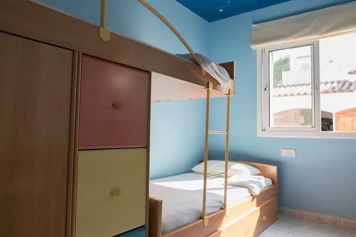 Room 4 of 12