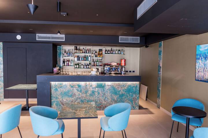 Lounge 91 of 107