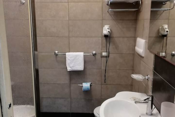 Room 8 of 16