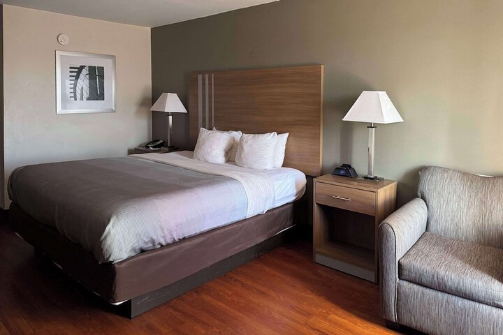 1 King Bed Mobility Accessible (4 of 12)