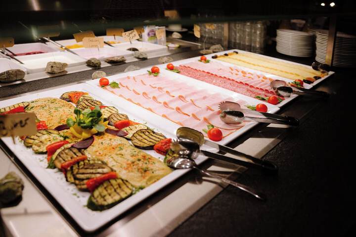 Dining 77 of 97