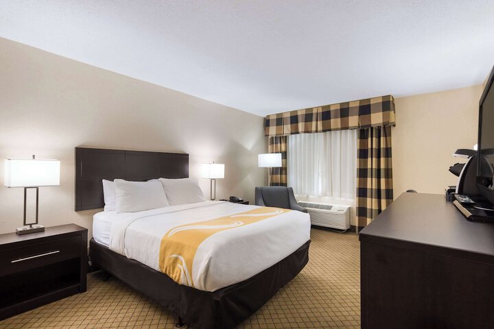 1 Queen Bed Accessible (9 of 15)