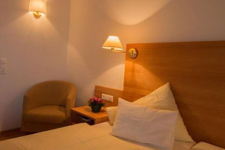 Room 6 of 80