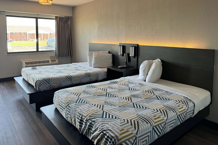 2 Double Beds (3 of 4)