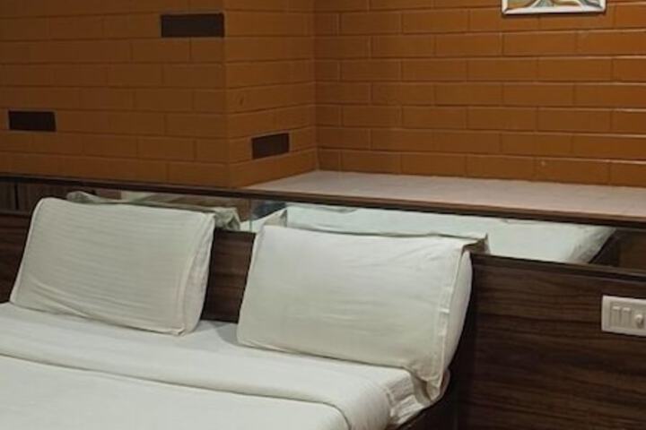 Room 12 of 36