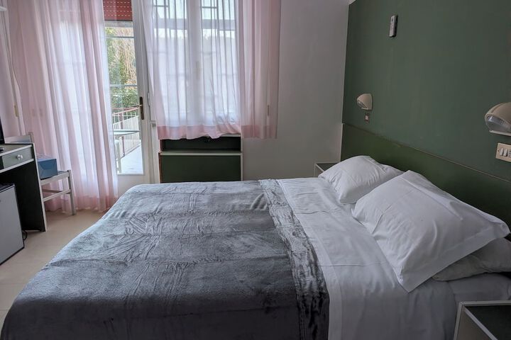 Room 10 of 26