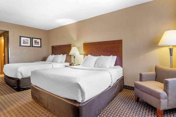 2 Queen Beds Accessible (13 of 17)
