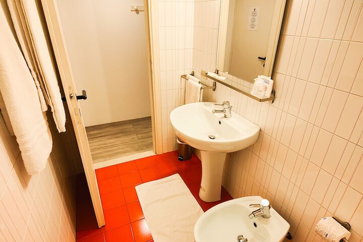 Room 26 of 40