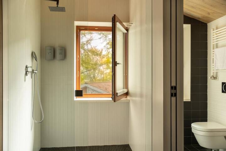 Room 33 of 108