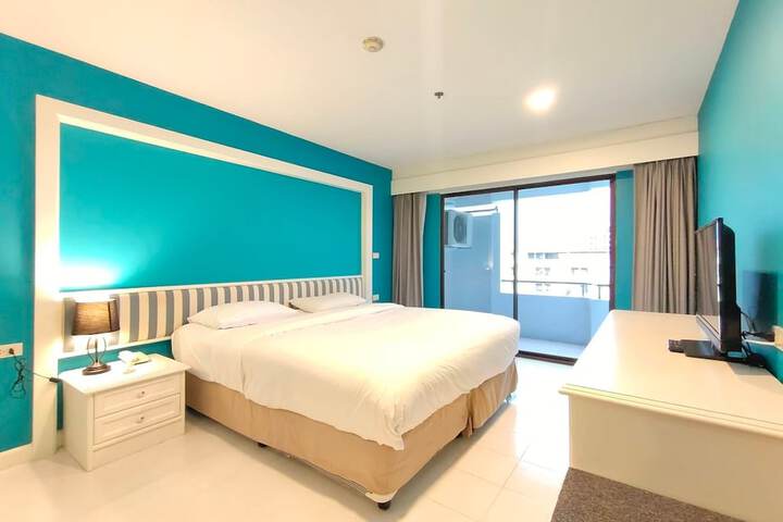 Room 21 of 102
