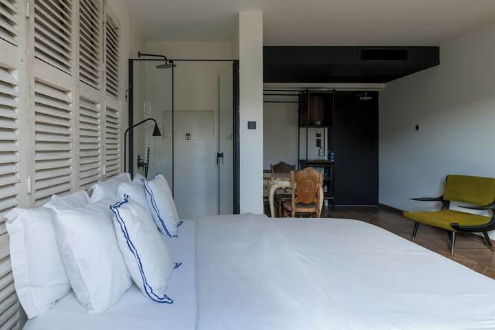 Room 102 of 190