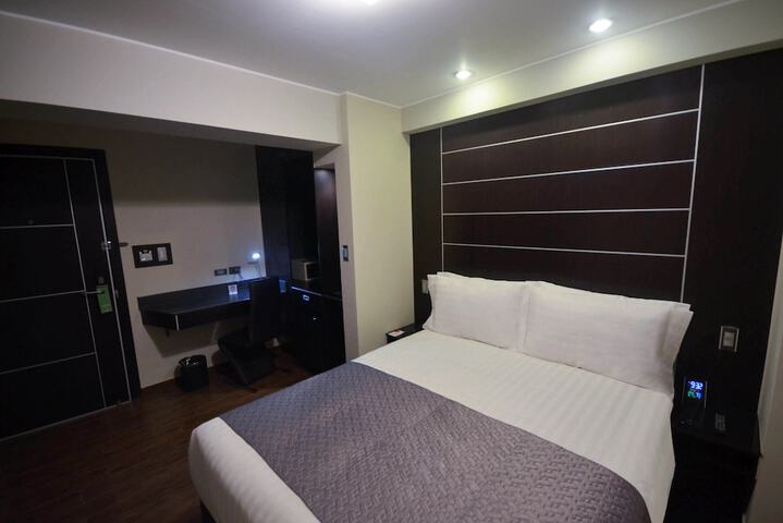 Room 8 of 32