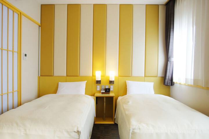Room 9 of 37