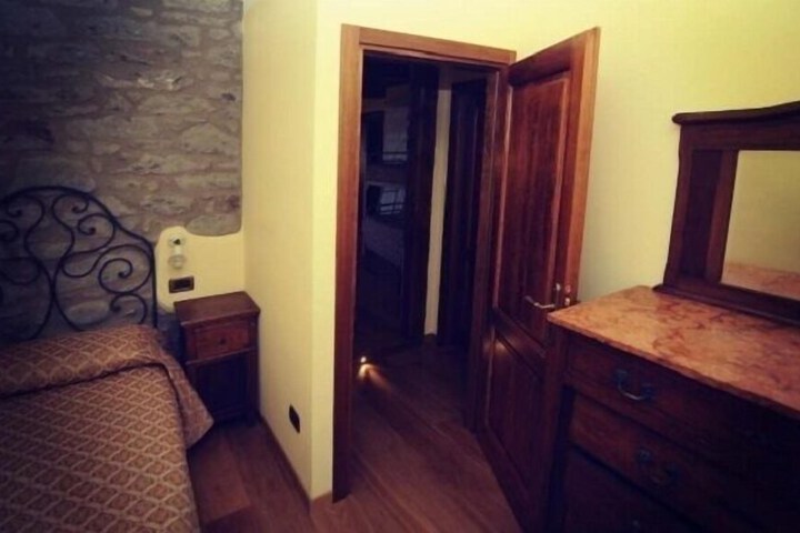 Room 11 of 31