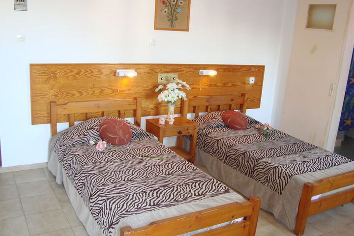 Room 4 of 16