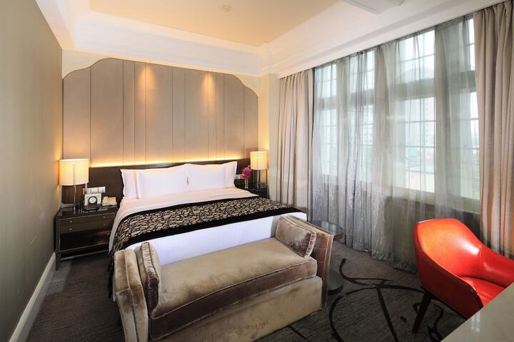 Room 33 of 76