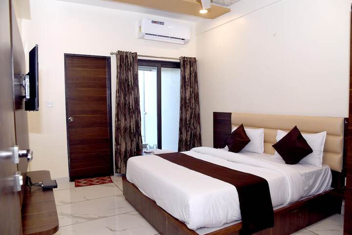 Room 9 of 33