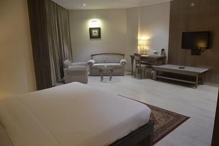 Room 9 of 34
