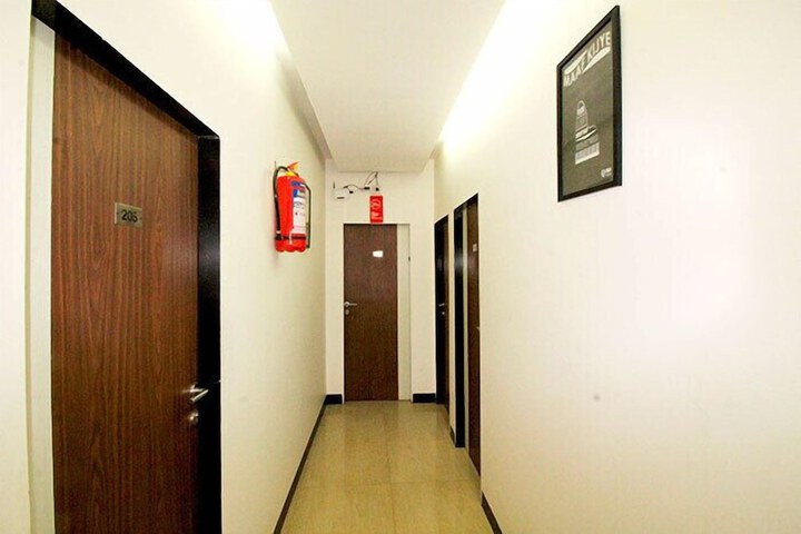 Ballroom/Hall 15 of 18