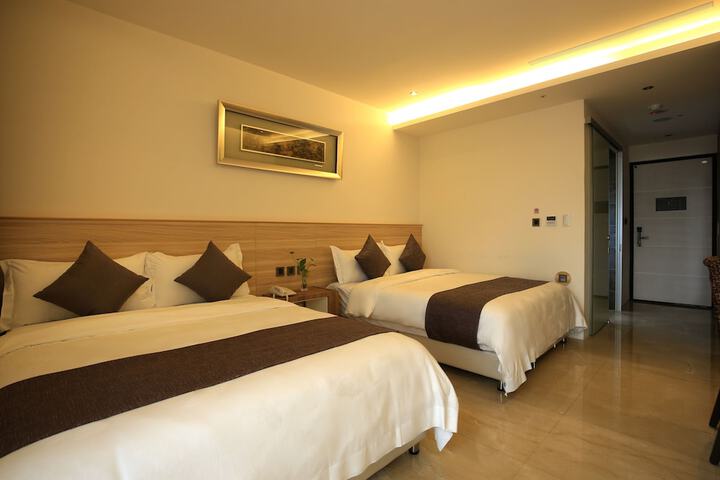 Room 15 of 102