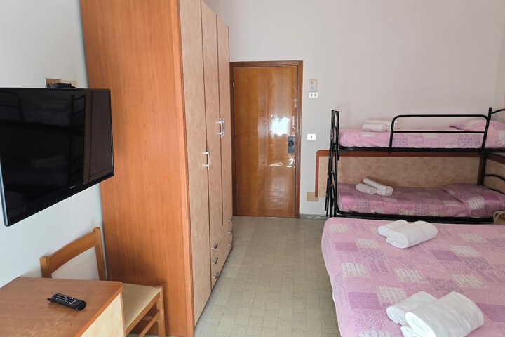 Room 13 of 28