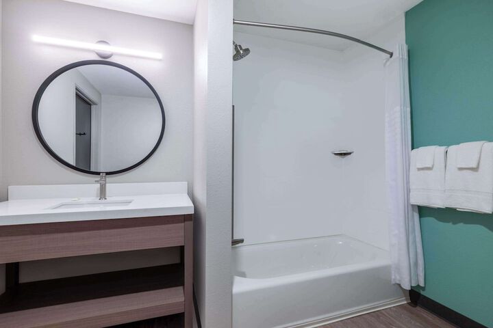 1 Queen Bed Mobility Accessible Bathtub with Grab Bars (20 of 27)