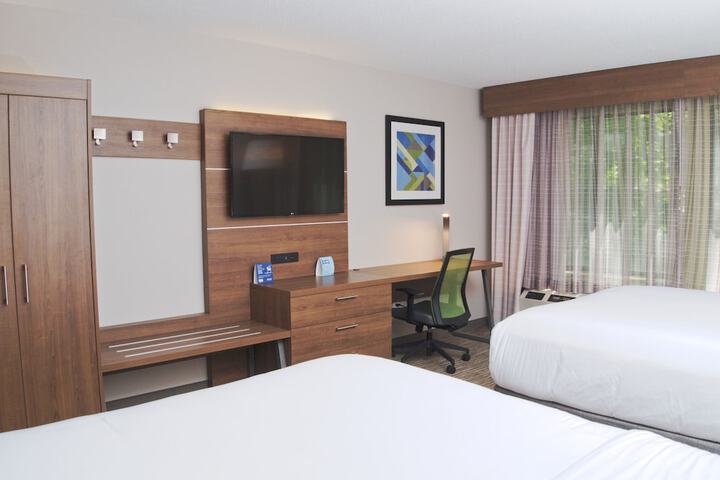 2 Queen Beds (3 of 5)