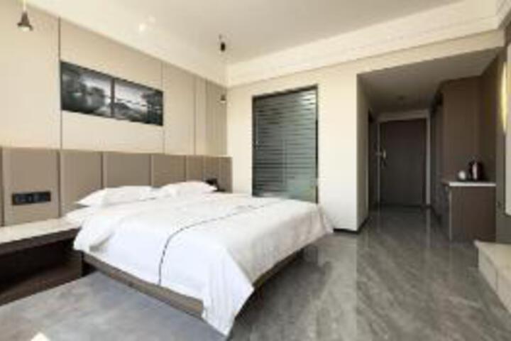 Room 7 of 9