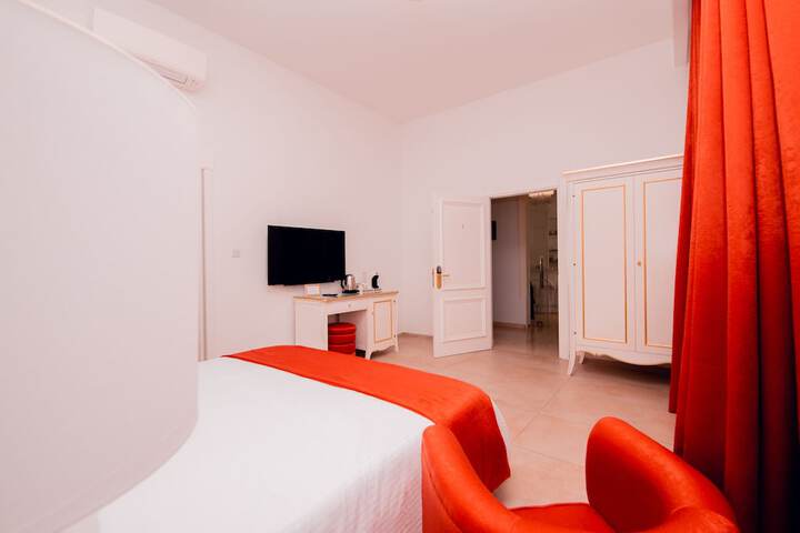Room 4 of 77